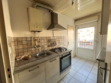 THIONVILLE F2 au rez-de-chaussée. En exclusivité chez Agora, venez découvrir cet appartement F2 de 43,51m² proche des commodités.
Au rez -de- chaussée  formant le lot n°12 .Il offre un hall d'entrée avec un cagibi, une cuisine équipée, un salon, une salle de bain avec wc, une chambre. Une cave formant le lot n° 1. 
Informations complémentaires : Copropriété de 60 lots principaux. Charges par trimestre: 350 €/ trimestre. Le bien est géré par le syndic Foncia. Montant estimé des dépenses annuelles pour un usage standard entre 850€ et 1220 € pour un prix moyen des énergies indexées sur l'année 2021 (abonnement compris). AGENCE AGORA BRIEY 03 82 20 25 26 ou PAPA Jean-François 06 08 97 19 19