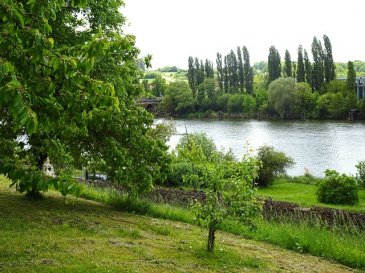 CONTZ LES BAINS

A 5 min du LUXEMBOURG (Schengen) et de l'ALLEMAGNE (Perl)

A proximité des commerces et axe autoroutier

Au calme

Beau terrain constructible avec vue sur la moselle.

Terrain de 9,72 ares, une façade d'env 20 m, libre de constructeur et classé en zone UB.
 La parcelle n'est pas viabilisé mais les réseaux sont à proximité.
 
A voir rapidement