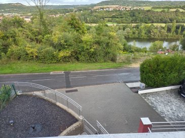 Attention maison en france a 5km de Schengen !!!      Maison contemporaine de 2009, d'environ 130m2, édifiée sur un terrain de 745m (cadastrée section 8 parcelles 280 et 281) dont 65m2 de servitude d'entrée. Les extérieurs se composent d'une terrasse de 10m2 exposée est à l'avant, donnant sur le salon, avec une vue imprenable sur la Moselle et d'une seconde terrasse de 25m2 exposée ouest à l'arrière, avec son jardin. Le hall d'entrée mène vers un grand séjour, équipé d'un poêle à bois, de plus de 30m2 et à la cuisine dinatoire de 28m2. Des WC séparés avec lave-mains complètent ce niveau. A l'étage, on accède d'abord à une salle de douche de 12m2 et à une première chambre, avec placard coulissant, de 15m2; toutes deux mansardées.
Puis après quelques marches, on trouve deux autres chambres, avec placard coulissant, de 10,30m2 et 14m2 ainsi que des WC séparés avec lave-mains. On peut accéder à la terrasse et au jardin par cet espace nuit. Au sous-sol, il y a un garage pour un véhicule ainsi que motos et vélos avec un espace buanderie, cave et atelier pour une surface totale de près de 50m2. Au grenier, des combles pour stockage viennent compléter laspect pratique de cette maison.

 ---------- 
Zeitgenössisches Haus von 2009, ca. 130m2, gebaut auf einem Grundstück von 745m (Katasterabschnitt 8 Parzellen 280 und 281), davon 65m2 Eingangsdienstbarkeit. Die Außenbereiche bestehen aus einer 10 m2 großen, nach Osten ausgerichteten Terrasse mit Blick auf das Wohnzimmer mit herrlichem Blick auf die Mosel und einer zweiten Terrasse von 25 m2 nach Westen auf der Rückseite mit Garten. Die Eingangshalle führt zu einem großen Wohnzimmer, das mit einem Holzofen von mehr als 30m2 und der 28m2 großen Wohnküche ausgestattet ist. Separates WC mit Handwaschbecken vervollständigen diese Ebene. Im Obergeschoss gelangt man zunächst in ein 12m2 großes Duschbad und in ein erstes Schlafzimmer mit ausziehbarem Schrank von 15m2; beide im Dachgeschoss.
Dann nach ein paar Stufen finden wir zwei weitere Schlafzimmer, mit ausziehbarem Schrank, von 10,30m2 und 14m2 sowie separates WC mit Handwaschbecken. Über diesen Schlafbereich kann man die Terrasse und den Garten betreten. Im Untergeschoss gibt es eine Garage für ein Fahrzeug sowie Motorräder und Fahrräder mit einem Waschraum, einem Keller und einer Werkstatt für eine Gesamtfläche von fast 50m2.

 ---------- 
Contemporary house of 2009, of about 130m2, built on a plot of 745m (registered section 8 plots 280 and 281) including 65m2 of entrance easement. The exteriors consist of a 10m2 terrace facing east at the front, overlooking the living room, with a breathtaking view of the Moselle and a second terrace of 25m2 facing west at the back, with its garden. The entrance hall leads to a large living room, equipped with a wood stove, of more than 30m2 and the dining kitchen of 28m2. Separate toilets with washbasin complete this level. Upstairs, we first access a 12m2 shower room and a first bedroom, with a sliding closet, of 15m2; both attics.
Then after a few steps, there are two other bedrooms, with sliding closet, of 10.30m2 and 14m2 as well as separate toilets with washbasin. You can access the terrace and garden through this sleeping area. In the basement, there is a garage for a vehicle as well as motorcycles and bicycles with a laundry area, cellar and workshop for a total area of nearly 50m2. Attic for storage complete the practical aspect of this house.