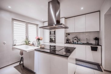 AXHOME IMMO vous propose une maison unifamiliale individuelle, située à Reichlange, commune de Redange-Attert, construite sur une parcelle de terrain de 4,58 ares.

La maison a été entièrement rénovée 2022-2024 avec soin dont :

- Façade début 2025
- Volets électriques, vitrage double sur châssis en PVC
- Pompe à chaleur - PAC (ct 2023)
- Revêtements des sols, plâtre, peinture intérieure, salles d’eau

Elle se compose comme suit :

REZ-DE-CHAUSSE :

- Hall d’entrée desservant les étages et un accès vers le sous-sol / cave
- Cuisine entièrement équipée avec un îlot central, semi ouverte
- Salle à manger et salon adjacent à la cuisine, le tout bien éclairé

1ER ETAGE :

- 2 chambres à coucher (15,5m2 + 14,5m2)
- SDB, comprenant vasque, baignoire, sèche serviette, WC, fenêtre extérieure

COMBLES

- Suite parentale (19m2) avec SDD attenante en guise de privacité (4,5m2)

SOUS-SOL :

- Caves à rangement, buanderie, local avec possibilité d’installer une SDD/WC,
accès vers la terrasse et jardin arrière (surface utile au sol de 37m2) – HSP > 2m

Pour plus d'informations, n'hésitez pas à nous contacter :
-par téléphone : 352 691911993 ROBERTO Alex
-par email : info@axhome.lu

Nous restons également à votre entière disposition si vous souhaitez vendre ou louer votre bien. Nous prenons en charge toutes les démarches administratives liées au bien immobilier.

Nous sommes également à votre disposition pour des estimations gratuites.

 ---------- 
AXHOME IMMO bietet Ihnen ein freistehendes Einfamilienhaus in Reichlange, Gemeinde Redange-Attert, das auf einem Grundstück von 4,58 Ar errichtet wurde.

Das Haus wurde 2022-2024 vollständig und sorgfältig renoviert, darunter :

- Fassade Anfang 2025
- Elektrische Rollläden, Doppelverglasung auf PVC-Rahmen.
- Wärmepumpe - PAC (ct 2023)
- Bodenbeläge, Gips, Innenanstrich, Nasszellen

Sie setzt sich wie folgt zusammen:

ERDGESCHOSS:

- Eingangshalle, die die Etagen bedient und Zugang zum Untergeschoss / Keller.
- Vollständig ausgestattete Küche mit einer zentralen Insel, halboffen.
- Ess- und Wohnzimmer angrenzend an die Küche, alles gut beleuchtet

ERSTER STOCK:

- 2 Schlafzimmer (15,5m2 + 14,5m2).
- Bad, bestehend aus Waschbecken, Badewanne, Handtuchtrockner, WC, Außenfenster

GESCHOSSBEREICH

- Mastersuite (19m2) mit angrenzendem Bad als Privatsphäre (4,5m2)

UNTERGESCHOSS:

- Abstellkeller, Waschküche, Raum mit der Möglichkeit, ein SDD/WC zu installieren,
Zugang zur Terrasse und zum hinteren Garten (Nutzfläche 37m2) - HSP > 2m

Für weitere Informationen können Sie uns gerne kontaktieren:
-per Telefon: 352 691911993 ROBERTO Alex
-per E-Mail: info@axhome.lu

Wir stehen Ihnen auch gerne zur Verfügung, wenn Sie Ihre Immobilie verkaufen oder vermieten möchten. Wir kümmern uns um alle administrativen Schritte, die mit der Immobilie verbunden sind.

Wir stehen Ihnen auch für kostenlose Schätzungen zur Verfügung.

 ---------- 
AXHOME IMMO offers you a single-family detached house, located in Reichlange, commune of Redange-Attert, built on a plot of 4.58 ares.

The house has been fully renovated 2022-2024 with care including:

- Façade in early 2025
- Electric shutters, double glazing on PVC frames
- Heat pump (ct 2023)
- Flooring, plastering, interior painting, bathrooms

It is composed as follows:

GROUND FLOOR :

- Entrance hall leading to the upper floors and access to the basement / cellar
- Semi-open, fully-equipped kitchen with central island
- Dining room and living room adjacent to the kitchen, all well lit

1ST FLOOR :

- 2 bedrooms (15.5m2 + 14.5m2)
- Bathroom, including washbasin, bathtub, towel dryer, WC, outside window

BASEMENT

- Master suite (19m2) with en-suite bathroom (4.5m2)

BASEMENT :

- Storage cellar, laundry room, room with possibility of installing a washroom/WC,
access to terrace and rear garden (37m2 usable floor area) - HSP > 2m

For further information, please do not hesitate to contact us:
-by phone: 352 691911993 ROBERTO Alex
-by email : info@axhome.lu

We are also at your disposal should you wish to sell or rent your property. We can take care of all the administrative formalities associated with your property.

We are also at your disposal for free estimates.

 ---------- 
AXHOME IMMO bitt Iech e fräistehend Eefamiljenhaus zu Reichlange, an der Gemeng Redange-Attert, op engem 4,58 Aker grousse Grondstéck gebaut. D'Haus gouf vun 2022 bis 2024 mat grousser Opmierksamkeet komplett renovéiert, dorënner: - Fassad an Ufank 2025
- Elektresch Rolllueden, Duebelverglasung op PVC-Rahmen - Wärmepompel - PAC (2023) - Buedemabelëchungen, Putz, bannenzeg Faarf, Bieder Et ass wéi follegt opgedeelt: ERDGEBIDD: - Entrée mat Zougang zu deenen uewen genannten Etagen an zum Keller
- Voll ausgestatt Kichen mat enger zentraler Insel, halb oppen - Iesszëmmer an Wunnzëmmer niewent der Kichen, all gutt beliicht 1. Stack: - 2 Schlofkummeren (15,5m² + 14,5m²) - Buedzëmmer, inklusiv Waschtisch, Buedewanne, Handduchdrécher, Toilette, Fënster no baussen Dachgeschoss

- Haapt-Schlofkummer (19 m²) mat eegenem Duschzëmmer fir méi Privatsphär (4,5 m²)   KELLER: - Lagerkeller, Wäschzëmmer, Zëmmer mat der Méiglechkeet, e Duschzëmmer/WC anzebauen, Zougang zur Terrass an zum Hannergaart (benotzbar Buedemfläch vun 37 m²) – HSP > 2 m

Fir méi Informatiounen, zéckt w.e.g. net, eis ze kontaktéieren: -per Telefon: 352 691911993 ROBERTO Alex -per E-Mail: info@axhome.lu Mir stinn och zu Ärer Verfügung, wann Dir Är Immobilie verkafe oder vermiete wëllt. Mir këmmeren eis ëm all administrativ Prozeduren, déi mat der Immobilie ze dinn hunn. Mir bidden och gratis Schätzungen un.