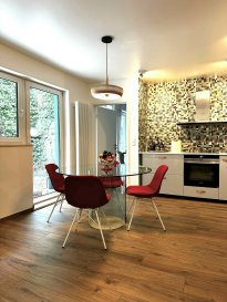 *** ENTIEREMENT RENOVE EN 2018 *** 

BEL APPARTEMENT AU 1. ETAGE ARRIERE DE 2001 AVEC 2 CHAMBRES A COUCHER D'UNE SURFACE DE 85.70 m² + GRANDE TERRASSE DE 52.32 m² SITUE DANS LA RESIDENCE « CAROLE» A 8 UNITES 
(adresse :128-130 RUE DE NEUDORF L-2222 LUXEMBOURG-NEUDORF)

DESCRIPTIF:
=========
- HALL D'ENTREE DE 4 m²
- DÉBARRAS DE 1.85 m²
- SALLE DE DOUCHE AVEC WC SUSPENDU DE 3.35 m²
- SÉJOUR DE 30.5 m²  AVEC CUISINE EQUIPEE OUVERTE AVEC ACCES TERRASSE  
-  GRANDE TERRASSE ARRIERE CARRELEE DE 52,33 m²
-  CHAMBRE n°1 de 10.01 m²
-  CHAMBRE PARENTALE n°2  de 12.20 m² AVEC
       - DRESSING ENSUITE DE 6.45 m² ET 
       - SALLE DE BAINS ENSUITE 6,00 m²
     (baignoire + douche à l'italienne + Lavabo + WC suspendu)

-  EMPLACEMENT PRIVATIF AU REZ + CAVE PRIVATIVE ensuite
-  BUANDERIE COMMUNE AVEC EMPLACEMENT PRIVATIF POUR M.A.L. (place 013)

EQUIPEMENTS ET DIVERS: 
======================
- RENOVE ENTIEREMENT 2018
- VIDEO PARLOPHONE
- PORTE PALIERE DE SECURITE 
- DOUBLE VITRAGE AVEC VOLETS ELECTRIQUES EN PVC GRIS
- CARRELAGE RECENT PARTOUT
- NOUVEAUX RADIATEURS
- CHAUFFAGE DE LA COPROPRIETE REFAIT EN  2023
- INTERNET PAR FIBRE INSTALLE DANS APPARTEMENT
- ASCENSEUR 


*** 2018 KOMPLETT RENOVIERT *** 

SCHÖNE WOHNUNG IM 1. STOCK HINTEN AUS DEM JAHR 2001 MIT 2 SCHLAFZIMMERN MIT EINER FLÄCHE VON 85,70 m² + GROSSE TERRASSE VON 52,32 m² IN DER RESIDENZ ?CAROLE? MIT 8 EINHEITEN 
(Adresse: 128-130 RUE DE NEUDORF L-2222 LUXEMBURG-NEUDORF)

BESCHREIBUNG:
=========
- EINGANGSBEREICH VON 4 m²
- ABSTELLRAUM VON 1,85 m²
- DUSCHRAUM MIT HÄNGENDEM WC VON 3,35 m²
- WOHNZIMMER 30,5 m²  MIT OFFENER EINBAUKÜCHE UND ZUGANG ZUR TERRASSE  
-  GROßE GEFLIESTE TERRASSE HINTEN 52,33 m²
-  SCHLAFZIMMER Nr. 1 10,01 m²
-  ELTERNSCHLAFZIMMER Nr. 2  mit 12,20 m² mit
       - Ankleidezimmer mit 6,45 m² und 
       - Badezimmer mit 6,00 m²
     (Badewanne + begehbare Dusche + Waschbecken + Wand-WC)

- PRIVATER STELLPLATZ IM ERDGESCHOSS + PRIVATER KELLER
- GEMEINSCHAFTLICHE WASCHKÜCHE MIT PRIVATEM STELLPLATZ FÜR WASCHMASCHINE UND TROCKNER (Platz 013)

AUSSTATTUNG UND SONSTIGES: 
======================
- 2018 KOMPLETT RENOVIERT
- VIDEO-GEGENSPRECHANLAGE
- SICHERHEITSTÜR 
- DOPPELVERGLASUNG MIT ELEKTRISCHEN ROLLLÄDEN AUS GRAUEM PVC
- NEUE FLIESEN IM GANZEN WOHNUNG
- NEUE HEIZKÖRPER
- HEIZUNG DER WOHNGEMEINSCHAFT WIRD 2023 ERNEUERT
- GLASFASER-INTERNET IN DER WOHNUNG INSTALLIERT
- AUFZUG 


*** COMPLETELY RENOVATED IN 2018 *** 

BEAUTIFUL APARTMENT ON THE 1ST FLOOR AT THE REAR, BUILT IN 2001, WITH 2 BEDROOMS AND A FLOOR AREA OF 85.70 m² + LARGE TERRACE OF 52.32 m² LOCATED IN THE 