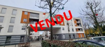 BELARDIMMO vous propose à la vente, en mandat exclusif, un appartement avec une chambre à coucher situé dans une résidence réservée aux personnes âgées de plus 55 ans.

L'appartement, qui se situe au troisième étage de la résidence avec entré sécurisée et construite en 2005, se compose comme suit :

- hall d'entrée (placard intégrés)
- cuisine équipée
- séjour avec accès balcon
- balcon de plus de 5m²
- salle de douche avec WC
- chambre à coucher

L'appartement bénéficie également d'un emplacement voiture intérieur.

La résidence, avec ascenseur et buanderie commune, se situe en plein centre de la ville de Mondorf-les-Bains, proches de tous commerces et des moyens de transports, bénéficie de services pour personnes âgées

Pour toutes informations complémentaires, veuillez vous adresser à Monsieur Paci, au +352 661 572 502.