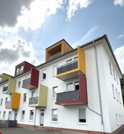 Die 2016 erbaute Eigentumswohnung befindet sich im 2. Obergeschoss eines Mehrparteienhauses, das in einer ruhigen Wohnstraße, ca. 250 m entfernt vom Zentrum Prüms steht. Zur Wohnung gehören ein Stellplatz, ein ca. 10 m² großer Kellerraum sowie ein Balkon mit Blick nach Osten, zur Basilika, dem Wahrzeichen Prüms. Die barrierefreie Wohnung verfügt über einen durchdachten Zuschnitt, helle, hohe Räume, die im Wohnbereich mit Stuck versehen sind. Mit ihren 90 m² und 2 Schlafzimmern bietet die Wohneinheit genügend Raum für eine Familie. Beheizt wird das gesamte Haus über eine Gas-Brennwerttherme, die erst vor 3 Jahren eingebaut wurde. Das Bad besitzt eine bodenebene Dusche und großflächige Fliesen, die die Reinigung erleichtern. Küche, mit Essbereich und Wohnzimmer bilden einen großen Raum, von dem man durch 2 Terrassentüren zum Balkon gelangt (die Einbauküche gehört zur Eigentumswohnung). Die angebotene Wohnung ist neuwertig und bietet mit ihrer Ausstattung die Möglichkeit, einer auch altersgerechten Eigennutzung oder der Vermietung als Renditeobjekt, zumal die Nachfrage nach Mietwohnungen in Prüm seit einigen Jahren stark zunimmt. 

Vereinbaren Sie einen Besichtigungstermin und machen Sie sich selbst ein Bild von der Ausstattung und Lage dieser interessanten Eigentumswohnung.