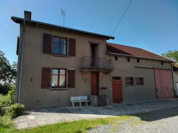 MAISON FAMILIALE AVEC TERRAIN.  ARRAINCOURT - à 10 minutes de REMILLY en direction de MORHANGE, au calme, maison de village très lumineuise avec grand jardin, composée d'une entrée, une grande cuisine équipée ouverte sur une belle pièce de vie, une salle de bains.
 A l'étage, tout en parquet massif, 3 chambres dont une avec salle de douche et WC.
 Un garage, une écurie  et une grange. grenier sur dalle laissant de belles possibilités d'aménagement voir de création d'un logerment indépendant.
 Cave (isolation en sous-face) et jardin.
 AGENCE VENNER 
 179 000 EUR
 ACHAT // VENTE // LOCATION // GESTION LOCATIVE // ESTIMATION  
  