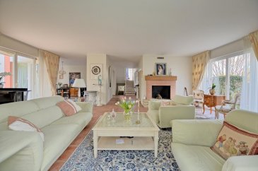 Louis MATHIEU RE/MAX Partners, spécialiste de l'immobilier à Bertrange vous propose à la vente cette superbe maison individuelle de 1997 sur un terrain de 7,59 ares. Elle dispose d'une superficie habitable d'environ 443 m² pour 527 m² au total. Cette demeure au charme unique au Grand-Duché vous séduira par son cadre reposant, ses volumes impressionnants, et encore beaucoup d'autres avantages.

La maison se compose au rez-de-chaussée : d'un vaste hall d'entrée avec dressing/penderie et WC indépendant, d'une spacieuse et lumineuse pièce de vie séjour et salle à manger de 72 m² avec plusieurs baies vitrées donnant accès sur une grande terrasse et le jardin, d'une cuisine équipée indépendante de 24 m² avec son coin repas et avec un accès sur une autre terrasse et le jardin, et un grand garage de 45 m² pouvant accueillir deux véhicules avec pièce chaufferie.

Au demi niveau supérieur : une première chambre de 17,74 m² avec penderie et balcon communiquant sur la seconde chambre, une seconde chambre de 17,74 m² avec penderie et salle de bains (baignoire, vasque simple, WC, et bidet) et accès sur le balcon.  Au premier étage : un hall de nuit, une très grande chambre parentale de 49,72 m² avec double dressing, balcon avec vue sur le jardin, et une salle de bains complète (baignoire, douche, double vasque, bidet, et WC), une quatrième chambre de 24,31 m² avec dressing, une cinquième chambre de 24,31 m² avec dressing, une salle de bains (baignoire, vasque simple, WC, et bidet).

Au grenier : un espace de rangement d'environ 15 m²

Au sous-sol (hauteur des plafonds à 3,5 m) : un hall, une pièce de loisirs (gym/théâtre/danse, etcà) de 56 m², un dressing, et une salle de bains (baignoire balnéothérapie, douche, vasque simple, WC, et bidet), une pièce de rangement et buanderie de 24,31 m², une cave de 24,31 m², une pièce de rangement de 40 m².

Extérieur : deux belles terrasses exposées plein Sud, un jardin clôturé, deux emplacements extérieurs devant le garage.

Caractéristiques supplémentaires : double vitrage, chauffage au gaz, système d'alarme, volets électriques, etcà

La maison est située dans un quartier calme de standing, proche des parcs pour enfants et des commerces. Proximité des axes autoroutiers. De nombreuses activités sportives et de loisirs à moins de 500 mètres.

Disponibilité à convenir.

Passeport énergétique : F / F

La commission d'agence est incluse dans le prix de vente et supportée par le vendeur.

Contact : Louis MATHIEU au +352 671 111 323 et/ou louis.mathieu@remax.lu
Ref agence :5096297