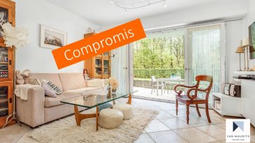 ***sous compromis***sous compromis***sous compromis***Idéalement situé sur le plateau de Kichberg avec vue sur parc et au calme, cet appartement est situé au RDC d’une résidence Domaine d’Avalon de 1997. Il dispose d’une surface habitable de ± 67 m² et de ± 28 m² de terrasse.

Il se compose comme suit :

la porte d’entrée (sécurisée) s’ouvre sur une entrée de ± 7 m² avec un dressing encastré et un wc séparé (avec lavabo), qui dessert d’un côté un séjour de ± 25 m² avec une grande porte -fenêtre qui s’ouvre sur la terrasse de ± 28 m², partiellement couverte et avec vue sur parc et de l’autre côté sur une cuisine de ± 9 m² également avec sortie sur la terrasse. Le salon avoisine la chambre à coucher de ± 15 m² avec une sortie sur la terrasse et une salle de bain de ± 6 m² (lavabo, baignoire, wc).

Une cave de ± 5.5 m² et un garage fermé, individuel de ± 15 m² complètent l’offre.

Généralités :
situation idéale, calme et hyper centrale ;
orientation sud-est ;
vue sur parc ;
double vitrage, châssis en bois ;
chauffage au gaz ;
libre de suite.

Agent responsable : Katia Gravière au 661 33 29 82 ou katia@vanmaurits.lu

