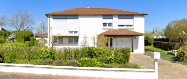 À Vendre – Maison Familiale – Quartier Longchamps, Faulquemont. 
Située dans le quartier résidentiel recherché de Longchamps à Faulquemont, cette maison individuelle de 99 m2 n’attend que vous pour retrouver tout son éclat !
Édifiée sur un beau terrain arboré de 976 m2, elle bénéficie d’un cadre verdoyant et calme, idéal pour une famille ou un projet d’investissement.
________________________________________
? Les atouts :
•	Quartier très calme, prisé et familial
•	Grand jardin bien exposé et sans vis-à-vis
•	Double séjour lumineux de 31 m2
•	3 chambres de 11.20 – 12.10 et 12.75 m2
•	Garage + stationnements privatifs
•	Sous-sol complet avec un garage pour deux voitures, porte motorisée avec portillon. 
•	Potentiel de réaménagement intéressant selon vos envies.
________________________________________
 Prévoir des travaux
La maison nécessite une rénovation générale (cuisine, isolation, rafraîchissements intérieurs…), mais offre une base saine et une belle structure.
________________________________________
 Localisation idéale :
•	Proche des écoles, commerces, installations sportives
•	Accès rapide à Metz et Saint-Avold
•	Gare SNCF à proximité pour vos déplacements vers METZ notamment. 
________________________________________
 Prix attractif prenant en compte le coût des travaux et des améliorations énergétiques à prévoir. Frais d’agence à la charge du vendeur. 
 Contactez-nous pour une visite et laissez-vous séduire par le potentiel à valoriser de cette maison individuelle idéalement située. 
CONTACT : Gérard STOULIG – Agent commercial EI au : 06 03 40 33 55 ou par mail à : agenceabel@gmail.com