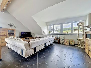 L’agence immobilière Immo-Contact vous propose ce magnifique appartement d’environ 118 m² situé à Oberfeulen, dans un environnement calme et verdoyant.

Ce bien spacieux et lumineux se distingue particulièrement par son impressionnant espace de vie d’environ 60 m² avec cuisine ouverte et hauts plafonds, offrant un cadre de vie moderne et agréable.

L’appartement se compose comme suit :

- Hall d’entrée
- Grand séjour lumineux avec salle à manger et cuisine ouverte
- Accès au balcon
- 2 chambres à coucher
- Salle de bains
- WC séparé
- 2 débarras / espaces de rangement

Annexes :

- Cave privative
- 1 emplacement intérieur
- Possibilité de stationner une moto dans le garage
- Ascenseur
- Chauffage au sol

À savoir :

- Résidence construite en 2013
- Bâtiment en excellent état général
- Environnement calme et agréable
- Très beaux volumes et excellente luminosité

Situation idéale :

- Ettelbruck à +/− 5 minutes
- Mersch à +/− 15 minutes
- Kirchberg à +/− 25/30 minutes

Visites possibles en semaine et le samedi.

Pour toute information complémentaire, contactez-nous au +352 26 311 992 ou par e-mail sur info@immocontact.lu

Estimation gratuite de votre bien sous 48h.

 ---------- 
The real estate agency Immo-Contact is pleased to present this beautiful apartment of approximately 118 sqm located in Oberfeulen, in a quiet and green environment.

This spacious and bright property stands out thanks to its impressive living area of approximately 60 sqm with an open kitchen and high ceilings, offering a modern and pleasant living environment.

The apartment is composed as follows:

- Entrance hall
- Large bright living and dining area with open kitchen
- Access to the balcony
- 2 bedrooms
- Bathroom
- Separate WC
- 2 storage rooms

Additional features:

- Private cellar
- 1 indoor parking space
- Possibility to park a motorcycle in the garage
- Elevator
- Underfloor heating

Additional information:

- Residence built in 2013
- Building in excellent overall condition
- Quiet and pleasant surroundings
- Beautiful volumes and excellent brightness

Ideal location:

- Ettelbruck at approximately 5 minutes
- Mersch at approximately 15 minutes
- Kirchberg at approximately 25/30 minutes

Viewings available during the week and on Saturdays.

For any further information, please contact us at +352 26 311 992 or by e-mail at info@immocontact.lu

Free property valuation within 48 hours.