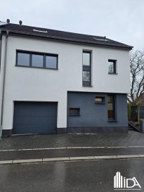 En vente l'Immobilière de l'Attert vous propose cette magnifique maison jumelée dans le village de Stegen, commune de la Vallée de l'Ernz.

La maison d'une surface habitable de +/- 155 m² construite sur un terrain de 2,83 ares se compose de:

Rdch:
- spacieux hall d'entrée avec armoire encastrée
- wc séparé
- garage 1 voiture
- beau séjour / salle à manger avec coin cuisine équipée moderne et sortie sur terrasse de +/- 18m².

1er étage:
- 2 chambres à coucher 
- salle de bain, lavabo et wc, bidet
- chambre parentale de +/- 22,50m² avec dressing et salle de douche, lavabo et wc.

2ème étage:
- 2 chambres à coucher
- salle de douche, lavabo, wc et connexion lave-linge
- débarras et chaufferie.

Extérieur: terrasse de +/- 18m², jardin entièrement clöturé.

Pour plus d'informations ou pour visiter cette propriété, contactez-nous au +352 23 62 90 20 ou sur immo@immoaida.lu

Consultez nos biens sur www.immoaida.lu