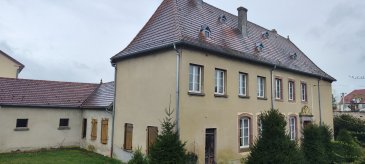 Ensemble immobilier avec château et dépendance -  210 m². En exclusivité chez Nord Sud Immobilier !

Magnifique ensemble immobilier sur Puttelange Aux Lacs, composé d'un château de caractère et d'une dépendance à réhabiliter, idéal pour les amateurs de charme et d'authenticité. 

Ce bien rare offre un château de 7 pièces d'environ 210 m² habitables, accompagné d'une dépendance de 4 pièces d'environ 70 m², offrant un fort potentiel d'aménagement.

Le château séduit par ses volumes et son cachet. Le rez-de-chaussée s'ouvre sur une entrée majestueuse desservant une cuisine, une salle à manger et un salon. À l'étage, vous découvrirez une salle de bain avec WC ainsi que trois belles chambres.

Le bien dispose également d'une cave, d'un garage et d'un grenier, laissant libre cours à vos projets d'aménagement ou de stockage. 

À l'extérieur, un agréable jardin d'environ 15 ares vient compléter l'ensemble.

Les informations sur les risques auxquels ce bien est exposé sont disponibles sur le site Géorisques : www.georisques.gouv.fr

Agences Nord Sud Immobilier à Sarreguemines, Diemeringen, Bitche et Rohrbach les Bitche