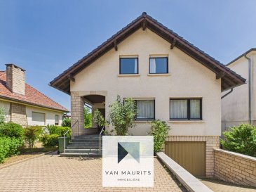 Voici la description de la propriété en français :

Située à Senningen, dans la commune de Niederanven, cette maison individuelle construite en 1979 offre un cadre de vie agréable en zone résidentielle. Développant une surface totale de ± 288 m² dont ± 158 m² habitables sur un terrain de 4,65 ares, elle se présente comme suit :

Au rez-de-chaussée, un hall d'entrée de ± 16 m² incluant le couloir dessert un salon de ± 30 m², une cuisine équipée de ± 23 m² avec électroménagers AEG et carrelage d'origine, une arrière-cuisine de ± 5 m², une chambre de ± 17 m² assortie d'un balcon de ± 6 m², une salle de douche de ± 9 m² (avec lavabo, douche et WC), un vestiaire de ± 4 m² avec un WC séparé.

À l'étage, l'espace nuit se compose d'un palier de ± 7 m², de trois chambres de ± 11, 13 et 13 m², d'une salle de douche de ± 8 m² ainsi que d'un WC separé et un grenier non aménagé de ± 22 m² vient compléter l'ensemble.

Le sous-sol comprend un palier de ± 17 m², une buanderie de ± 12 m² avec cuisine d'été et accès direct au jardin, une salle de douche supplémentaire de ± 6 m², deux caves de ± 13 m² (avec coin chaufferie) et 17 m², une cave technique, un garage de ± 36 m² pouvant accueillir deux voitures. (Il serait possible d'aménager le sous-sol en logement intégré)

Détails complémentaires :
- Sols en carrelage et dalle en béton
- Revêtements muraux en lambris, papier-peint et peinture
- Châssis bois et PVC avec double vitrage (Glaverbel 1977)
- Velux
- Volets manuels
- Chaudière au gaz Viessmann Vitodens 300
- Chauffage par radiateurs
- Spots encastrés
- Cuisine équipée ALMO avec électroménagers AEG (four, frigo, hotte, lave-vaisselle, meubles et plan de travail)
- Jardin d'environ 80 m² clôturé
- Terrain orienté Est
- Toiture en tuiles ciment refaite en 1990
- Vue dégagée

Passeport énergétique 