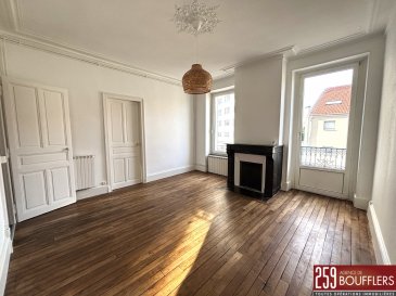 APPARTEMENT 3 PIECES NANCY/GENERAL LECLERC.  Venez découvrir à NANCY, Avenue du Général Leclerc, cet appartement lumineux de 3 pièces principales, d'une surface 68.30m2, situé au deuxième étage d'un petit immeuble en angle de rue. Offrant : une entrée, une pièce de vie donnant accès à un petit balconnet, une cuisine séparée semi-équipée avec rangements, deux chambres, une salle de bains et un WC séparé. Chauffage individuel gaz. Cave privative. Loyer : 620.00 EUR charges comprises (soit 600.00 EUR de loyer + 20.00 EUR de provision sur charges comprenant l'électricité des parties communes, l'entretien des parties communes, l'entretien annuel de la chaudière ainsi que la taxe des ordures ménagères). Dépôt de garantie : 600.00 EUR. Honoraires : 600.00 EUR dont 204.00 EUR pour l'état des lieux. Possibilité de louer un garage EN SUS (sous réserve de disponibilité pour 60.00 EUR supplémentaires par mois, 60.00 EUR de dépôt de garantie et 150.00 EUR d´honoraires, baux séparés). Si vous avez besoin d'aide dans votre recherche de logement, votre agence AGENCE DE BOUFFLERS se fera un plaisir de vous aider. www.agencedeboufflers.fr / agencedeboufflers@orange.fr. LIBRE.
Les informations sur les risques auxquels ce bien est exposé sont disponibles sur le site Géorisques : www.georisques.gouv.fr