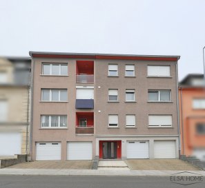 Appartement lumineux avec balcon et jardin commun. Idéal pour une jeune famille ou le télétravail.

Découvrez cet appartement fonctionnel et bien agencé, parfait pour un premier achat ou un investissement locatif. Situé dans un environnement paisible, il offre tout le confort nécessaire pour une vie agréable.

L'espace de vie se compose d'une chambre principale spacieuse, idéale pour une famille ou pour profiter d'un espace de détente personnel, ainsi que d'une seconde pièce polyvalente pouvant faire office de bureau pour le télétravail ou de chambre d'enfant selon vos besoins.

La pièce de vie, lumineuse, comprend un salon ouvert sur une cuisine entièrement équipée, conçue pour faciliter votre quotidien. La cuisine, située juste à côté, dispose d'un accès direct au balcon, offrant un espace pratique pour vos repas en extérieur ou vos moments de détente.

L'appartement dispose également d'une salle de douche, de WC séparés pour plus de confort, ainsi que d'un débarras pratique pour le rangement. En complément, une cave privative vous offre un espace de stockage supplémentaire.

À l'extérieur, vous apprécierez l'accès à un jardin commun avec barbecue, véritable havre de paix pour vos moments de détente ou pour organiser des apéritifs en famille ou entre amis.

Les charges sont faibles, ce qui rend ce bien encore plus attractif. La résidence, calme et sécurisée, bénéficie également d'un environnement résidentiel paisible, idéal pour se sentir en sécurité et en harmonie.

Situé à proximité immédiate des commerces, écoles, parcs, gare et axes routiers principaux, cet appartement vous offre une localisation privilégiée pour accéder rapidement à toutes les commodités et faciliter votre quotidien.

Pour toutes questions ou demandes d'informations, n'hésitez pas à nous contacter, nous serons toujours à votre service.

Agence ELSA'HOME à votre écoute pour la concrétisation de vos projets en toute confiance.

------------------------------------------------------------------

Bright flat with balcony and shared garden. Ideal for a young family or remote working.

Discover this functional and well-designed flat, perfect for a first-time buyer or rental investment. Located in a peaceful environment, it offers all the comforts you need for a pleasant life.

The living space consists of a spacious master bedroom, ideal for a family or for enjoying a personal relaxation area, as well as a second versatile room that can be used as a home office or a child's bedroom, depending on your needs.

The bright living area includes a lounge that opens onto a fully equipped kitchen, designed to make your daily life easier. The kitchen, located right next door, has direct access to the balcony, providing a practical space for outdoor dining or relaxation.

The flat also has a shower room, separate WC for added comfort, and a handy storage room. In addition, a private cellar provides you with extra storage space.

Outside, you will enjoy access to a communal garden with barbecue, a true haven of peace for relaxing or organising drinks with family or friends.

The charges are low, which makes this property even more attractive. The quiet and secure residence also benefits from a peaceful residential environment, ideal for feeling safe and at peace.

Located close to shops, schools, parks, the railway station and main roads, this flat offers a prime location with quick access to all amenities, making your daily life easier.

If you have any questions or require further information, please do not hesitate to contact us. We are always at your service.

ELSA'HOME is here to help you realise your projects with complete confidence.