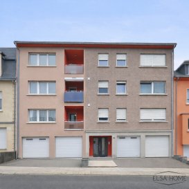 Appartement lumineux avec balcon et jardin commun. Idéal pour une jeune famille ou le télétravail.

Découvrez cet appartement fonctionnel et bien agencé, parfait pour un premier achat ou un investissement locatif. Situé dans un environnement paisible, il offre tout le confort nécessaire pour une vie agréable.

L'espace de vie se compose d'une chambre principale spacieuse, idéale pour une famille ou pour profiter d'un espace de détente personnel, ainsi que d'une seconde pièce polyvalente pouvant faire office de bureau pour le télétravail ou de chambre d'enfant selon vos besoins.

La pièce de vie, lumineuse, comprend un salon ouvert sur une cuisine entièrement équipée, conçue pour faciliter votre quotidien. La cuisine, située juste à côté, dispose d'un accès direct au balcon, offrant un espace pratique pour vos repas en extérieur ou vos moments de détente.

L'appartement dispose également d'une salle de douche, de WC séparés pour plus de confort, ainsi que d'un débarras pratique pour le rangement. En complément, une cave privative vous offre un espace de stockage supplémentaire.

À l'extérieur, vous apprécierez l'accès à un jardin commun avec barbecue, véritable havre de paix pour vos moments de détente ou pour organiser des apéritifs en famille ou entre amis.

Les charges sont faibles, ce qui rend ce bien encore plus attractif. La résidence, calme et sécurisée, bénéficie également d'un environnement résidentiel paisible, idéal pour se sentir en sécurité et en harmonie.

Situé à proximité immédiate des commerces, écoles, parcs, gare et axes routiers principaux, cet appartement vous offre une localisation privilégiée pour accéder rapidement à toutes les commodités et faciliter votre quotidien.

Pour toutes questions ou demandes d'informations, n'hésitez pas à nous contacter, nous serons toujours à votre service.

Agence ELSA'HOME à votre écoute pour la concrétisation de vos projets en toute confiance.

------------------------------------------------------------------

Bright flat with balcony and shared garden. Ideal for a young family or remote working.

Discover this functional and well-designed flat, perfect for a first-time buyer or rental investment. Located in a peaceful environment, it offers all the comforts you need for a pleasant life.

The living space consists of a spacious master bedroom, ideal for a family or for enjoying a personal relaxation area, as well as a second versatile room that can be used as a home office or a child's bedroom, depending on your needs.

The bright living area includes a lounge that opens onto a fully equipped kitchen, designed to make your daily life easier. The kitchen, located right next door, has direct access to the balcony, providing a practical space for outdoor dining or relaxation.

The flat also has a shower room, separate WC for added comfort, and a handy storage room. In addition, a private cellar provides you with extra storage space.

Outside, you will enjoy access to a communal garden with barbecue, a true haven of peace for relaxing or organising drinks with family or friends.

The charges are low, which makes this property even more attractive. The quiet and secure residence also benefits from a peaceful residential environment, ideal for feeling safe and at peace.

Located close to shops, schools, parks, the railway station and main roads, this flat offers a prime location with quick access to all amenities, making your daily life easier.

If you have any questions or require further information, please do not hesitate to contact us. We are always at your service.

ELSA'HOME is here to help you realise your projects with complete confidence.