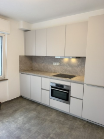 Wk immo sarl vous propose un appartement entièrement rénové avec une nouvelle cuisine équipée avec un living séparé, cuisine et salle à manger donnant sur balcon, une chambre coucher, salle de douche, buanderie et wc séparé. situé dans une petite résidence propre. info et visite contactez Mme Jenai au 621216818.