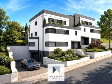 Situé au calme dans le paisible village de Boevange sur Attert (Mersch), cet appartement en VEFA de ± 117 m² habitables séduira par ses volumes généreux et ses prestations modernes. Cette maison bi-familiale comprend deux unités et un bureau. La livraison est prévue fin 2027, offrant ainsi l'opportunité d'acquérir un bien neuf répondant aux dernières normes de construction et de confort. Situé au 1er étage et accessible par ascenseur, l'appartement propose une organisation idéale entre les espaces de vie et les espaces de nuit.

Au 1er étage, le hall d'entrée de ± 16m2 mène vers le grand séjour - cuisine de ± 46m2 avec ses baies vitrées donnant sur une terrasse de ± 8m2. Les 3 chambres de ± 17, 14 et 12m2 partagent une salle de bain de ± 8m2. Un débarras de 3m2 et un WC séparé de 3m2 complètent l'ensemble.

Au sous-sol : deux emplacements de parking, une cave et en commun un local vélos et une buanderie.

Les prestations prévues sont de grande qualité :

- Chauffage au sol alimenté par une pompe à chaleur air/eau ;
- Ventilation mécanique contrôlée double flux indépendante pour chaque appartement ;
- Porte de garage motorisée ;
- Vidéophone ;
- Volets électriques ;
- Construction sur dalle en béton armé ;
- Passeport énergétique : 