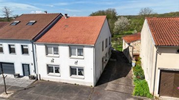 Maison de village authentique – Potentiel & charme à Gomelange
Vous cherchez le calme de la campagne lorraine et le plaisir de façonner une maison à votre image ? Découvrez cette maison de village située au cœur de GOMELANGE (57 220), offrant une structure saine et un extérieur très agréable.
Les points forts du bien :
•	Structure solide : Construction traditionnelle en pierres de pays, avec des dalles béton à l’étage (un vrai plus pour le confort et l'isolation phonique).
•	Toiture suivie : Couverture en tuiles mécaniques sur une charpente traditionnelle.
•	Extérieur : Un charmant terrain, parfait pour un jardin, un potager ou des moments de détente à l'abri des regards.
•	Dépendances : Des espaces de stockage ou atelier à l'arrière pour les bricoleurs ou pour ranger le matériel de jardin.
Côté intérieur :
La maison, reconstruite dans les années 60, offre une base saine mais demande aujourd'hui une seconde jeunesse pour révéler tout son potentiel :
•	Isolation : Les combles déjà isolés (20 à 30 cm de laine de roche projetée).
•	Ouvertures : Double vitrage PVC installé dans les années 80/90.
•	Chauffage : Système central au fuel. 
•	Connectivité : Fibre optique déjà disponible pour le télétravail !
Prévoir des travaux de rénovation :
Pour en faire un véritable cocon moderne, des travaux sont à prévoir. Ils pourraient concerner :
•	La mise aux normes de l’installation électrique.
•	Un rafraîchissement global et une décoration plus moderne.
Localisation & Commodités :
•	Village paisible : GOMELANGE, proche de BOULAY-MOSELLE, de ses commerces et services. 
•	Familles : École sur place (regroupement scolaire avec Bettange et Eblange) avec service périscolaire.
•	Pratique : Stationnement facile devant la maison et sur son côté. Il sera possible d’y installer un garage. 
L'avis du conseiller : Une maison idéale pour un premier achat ou pour un projet de rénovation. On adore le terrain à l'arrière et la solidité de la construction. Une belle opportunité pour devenir propriétaire au prix d'un appartement !
Contactez-nous pour une visite ! Wir sprechen auch Deutsch.  
Gérard STOULIG – Agent commercial EI 
au 06 03 40 33 55 – agenceabel@gmail.com
NB : Les frais d’agence sont à la charge du vendeur.