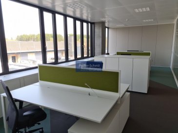 Dans un Immeuble administratif et commerciale, 3 bureaux meublés, sis au 1ier étage:<br>- bureau 45,7m2, 4 places de travail,<br>- bureau 22,5m2, 1 places de travail,<br>le deux sont équipés de bureaux caissons et armoires.<br>- bureau 11m2, équipé d\'une table, 4 chaises et armoires.<br>Infrastructures communes: Salle de récréation/déjeuner, grande salle de réunion, grand parking commun devant l\'immeuble.<br>Situation agréable, accès direct à l\'A7<br>A 5 min de Mersch.