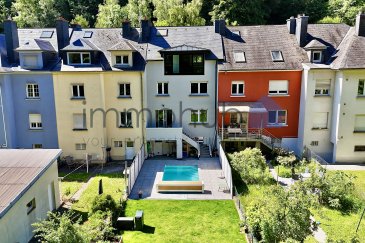 immohub, votre partenaire dans l'immobilier à Luxembourg-Reckenthal, a le plaisir de vous présenter cette superbe maison mitoyenne entièrement rénovée entre 2023-2025, idéalement située rue de Reckenthal, sur un terrain de 3,06 ares.
Nichée dans un environnement calme et verdoyant, en bordure de forêt, cette propriété offre un cadre de vie exceptionnel alliant confort moderne, prestations haut de gamme et sérénité absolue. 
Avec sa piscine privée, sa magnifique suite parentale et ses trois chambres supplémentaires, cette maison constitue le cadre idéal pour une famille à la recherche d'un bien clé en main.

Composition de la maison:

Rez-de-chaussée - (Hauteur sous plafond : 2,68 m sous dalle et 2,56 m sous faux plafond)
-Hall d'entrée de 8,75 m² avec vestiaire sur mesure
-WC séparé de 1,85 m²
-Lumineux espace de vie comprenant séjour et cuisine ouverte entièrement équipée sur 40,50 m²
-Balcon de 4,60 m²

1er étage - (Hauteur sous plafond : 2,68 m)
-Hall de nuit de 2,71 m²
-Salle de douche de 7,92 m² avec douche à l'italienne, WC et lavabo
-Chambre I : 13,91 m²
-Chambre II : 17,76 m²
-Chambre III : 9,55 m²

2e étage - Suite parentale
-Hall de nuit de 2,86 m²
-Spacieuse suite parentale de 28,53 m² avec mobilier sur mesure
-Bureau de 8,38 m²
-Salle de douche privative de 7,00 m² avec double vasque, douche et WC
Tous les stores ainsi que les fenêtres de toit Velux sont motorisés.

Sous-sol
-Hall de cave de 7,50 m²
-Buanderie de 7,45 m² avec douche et accès direct au jardin
-Garage double de 34,00 m²
-WC séparé de 1,56 m²

Extérieurs
-Grande terrasse de 51,50 m²
-Piscine de 16,50 m²
-Jardin d'environ 90 m²

Informations complémentaires
-Surface habitable : ± 150 m²
-Surface brute : ± 200 m²
-Terrain : 3,06 ares
-Charges mensuelles : ± 250 €
-Année de construction : 1960
-Rénovation complète : 2023-2025

Cette maison a bénéficié d'une rénovation complète et de transformations majeures, comprenant notamment :
-Remplacement des conduites de gaz et d'eau
-Installation électrique entièrement refaite avec nouveaux panneaux
-Nouvelle chaudière Buderus
-Nouvelle toiture
-Création d'une piscine
-Travaux de peinture complets
-Armoires et rangements sur mesure
-Ouverture de murs avec installation de poutres de soutien
-Fenêtres triple vitrage et châssis PVC (2025)
-Cuisine équipée avec électroménager Siemens
-Revêtements de sols en parquet /Vinyl et carrelage de qualité

Cette maison séduira les acquéreurs à la recherche d'un bien moderne, parfaitement entretenu et bénéficiant d'un emplacement privilégié à proximité immédiate de la nature tout en restant proche des commodités.