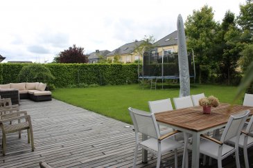 Très belle maison contemporaine aux lignes épurées, offrant des prestations haut de gamme.
Lumineuse et entourée d'un jardin orienté sud-ouest, sur un terrain de 7ares 06 ca, elle se compose comme suit :
Au RDC
- un large hall d'entrée avec escalier contemporain
- un spacieux séjour de plus d'environ 53 m2 orienté ouest avec accès direct à la terrasse et au jardin (grandes baies vitrées) et cheminée.
- une grande cuisine haut de gamme (Leicht ) ouverte sur le jardin.
- une arrière cuisine 
- des toilettes séparées
Au 1er étage
- large palier baigné de lumière
- une suite parentale avec un espace dressing et une salle de bain avec baignoire en îlot, deux vasques, douche et WC
- 3 belles chambres 
- une belle salle de bain avec baignoire et douche
- Toilettes séparées
Au 2ème étage
- un espace ouvert (d'environ 70 m2) aménagé en zone de détente et loisirs avec une salle de douche
Au sous-sol
- un espace aménagé chambre et salle de douche
- un grand garage 3 véhicules
- une cave 
- une cave à vin
- un espace buanderie
En excellent état général, la maison offre des finitions haut de gamme (sanitaires, cuisine), sol en parquet chêne massif et carrelages de qualité, stores électriques, cheminée design avec récupération de chaleur.
Renseignements : 621282341


