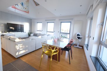 HOLZEM, commune de Mamer, à deux pas de Capellen , magnifique duplex très lumineux aux finitions de haut standing, dans maison à deux unités, entièrement rénové, de 154 m2 habitables, (250 m2 au total), dans un quartier très came et comprenant :
RDC : entrée, garage fermé, premier étage : hall avec granit au sol, belle cuisine équipée moderne (Kiche Concept) avec îlot central, plan de travail et pierre, micro-onde AEG combi, four AEG + cuisson vapeur, hotte Novy avec télécommande, lave-vaisselle, frigo et congélateur, spots intégrés, cheminée au bois ouverte de deux côtés, granit au sol, living très lumineux avec parquet au sol, belle hauteur sous-plafond, WC séparé, deuxième étage : couloir de distribution, vue plongeante sur le living, une terrasse de 15 m2, belle vue sur la verdure, une chambre à coucher avec parquet au sol, placards encastrés, un bureau ou dressing, accès terrasse, spacieuse chambre parentale avec parquet au sol et placards encastrés, une salle de bains en suite avec WC, dressing, un grenier, troisième chambre à coucher avec parquet au sol et placards encastrés, une salle de douche avec WC. 
Sous-sol : deux grandes caves, buanderie, chaudière au mazout, 
Triplex en excellent état, libre de suite, très bon rapport qualité/prix, Possibilité d'acheter tous les meubles. 
A SAISIR. Frais d’agence à charge du vendeur 
Contact et visites : Rosalba MAITRE, téléphone : 691 550 189 
Email : rosalba@parkagence.lu
- Isolation thermique: E