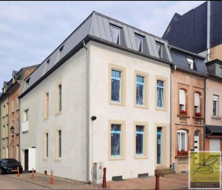 

Immeuble en Cours de Construction ? Transformation au centre d'Ettelbruck 

À vendre : un immeuble de rapport composé de 3 appartements de 1 et 2 chambres, avec sous-sol, garage, offrant une surface brute d'environ de 264.80 m² et d'une surface habitable d'environ de 189.05 m².

Appartements : 
? Appartement 1, au rez-de-chaussée 
Superficie : 47.45,40 m² avec de belles hauteurs sous plafond.
Composition : Living spacieux, 1 chambre à coucher, Cuisine ouverte, Salle de bain, Hall d'entrée et une Cave.

? Appartement 2, au 1er étage 
Superficie : 70,20 m² avec de belles hauteurs sous plafond.
Composition : Living spacieux, 2 chambres à coucher, Cuisine ouverte, Salle de bain, Hall d'entrée et une Cave.

? Appartement 3, au 2ème étage 
Superficie : 71,40 m² avec de belles hauteurs sous plafond.
Composition : Living spacieux, 1 chambre à coucher, Cuisine ouverte, Salle de bain, Hall d'entrée et une Cave.

Garage au rez-de-chaussée pour 1 une voiture d'une surface de 15.35 m² 

Caractéristiques : 
? Isolation : Fenêtres triple vitrage, façade isolée 
? Confort : Chauffage au sol
? Praticité : Volets électriques

État :
Le bâtiment est actuellement en gros oeuvre fermé travaux en cours 

Prix :
? En l'état actuel : 935'000 €
? Clefs en main : 1'250'000 € (ou suivant le cahier de charge à définir)

Pour plus d'informations ou pour organiser une visite, contactez-nous au 28 77 88 22. Nous sommes disponibles pour les visites le samedi !

À la recherche de nouveaux biens :
Nous sommes constamment à la recherche d'appartements, maisons et terrains à bâtir pour nos clients acquéreurs. Si vous envisagez de vendre ou d'échanger votre bien, nous vous proposons une estimation gratuite. N'hésitez pas à nous contacter !
