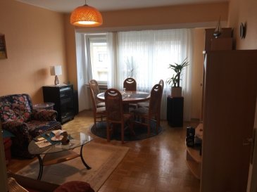 Très bel appartement dans un quartier tranquille à deux pas de toutes commodités.
Il se compose de:
un hall d'entrée, un séjour/salle à manger, une grande cuisine équipée avec sortie balcon, 2 chambres à coucher et une dalle de douche avec Wc.
Dernier étage: un grenier commun
Au sous-sol: 1 cave privative et une buanderie commune avec accès à une cour et garage éxterieur.

Pour plus d'informations ou pour visiter le bien, n'hésitez pas à nous contacter.

M. Tinelli tél: 691 241 181
M. Malva tél: 621 323 127