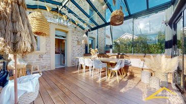 L'agence IMMOLORENA de Pétange, partenaire de la CHAMBRE IMMOBILIERE DE LUXEMBOURG, a choisi pour vous une superbe MAISON DE MAITRE  libre de 4 côtés (+- 180 m2) sur un terrain de 6,83 ares avec piscine chauffée, située à 15 minutes de Luxembourg. La maison a été construite dans les années 30 et complètement rénovée entre 2014 et 2022, belles finitions haut de gamme. La maison est située à Mont-Saint-Martin (FR), à proximité des transports en commun, écoles et de toutes commodités. Elle se compose comme suit :

RDCH
Un hall d'entrée de 9,62 m2
Cuisine entièrement équipée et salle à manger de 26,87 m2 donnant accès à la véranda
Véranda de 24,26 m2
Salon de 17,32 m2
Un hall/couloir de 1,31 m2
Un WC séparé de 2,01 m2
Un cellier/buanderie de 9,04 m2

1er étage (Espace Nuit)
Un hall de nuit de 8,72 m2
Première chambre de 17,56 m2
Deuxième chambre de 17,21 m2
Une salle de bain de 8,88 m2 équipée d’une douche et d’une baignoire

2ème étage
Un hall de nuit de 8,87 m2
Une chambre de 16,72 m2
Deuxième chambre de 17,49 m2 équipée d’une climatisation réversible
Une salle de bain de 8,11 m2 équipée d’une douche italienne

Caves :
Une cave à vin de 11,29 m2
Un atelier faisant 16,79 m2
Une cave de 16,80 m2 donnant accès à l’extérieur
Un local technique de 6,97 m2

A l’extérieur :
Un garage de 55 m2 pour 2 voitures
Très grande terrasse de 71,92 m2
Local technique de la piscine 24,26 m2
Un jardin 
Un terrain de pétanque
Une piscine chauffée 

CARACTERISTIQUES DE LA MAISON :

La maison a été complètement rénovée avec goût en 2013.
Double vitrage avec volets électriques.
Toiture en éternit en très bon état.
La maison est totalement isolée de l’intérieur.
Système d'alarme avec détecteur de mouvements.
La véranda, construite en 2022, est équipée d’une climatisation réversible.
DPE : C.C

Pas de frais d'agence pour le futur acquéreur

A VOIR ABSOLUMENT !!!!

Pour tout contact :
Joanna RICKAL : 621 365 640
Vitor Pires : 691 761 110

L'agence ImmoLorena est à votre disposition pour toutes vos recherches ainsi que pour vos transactions LOCATIONS ET VENTES au Luxembourg, en France et en Belgique.