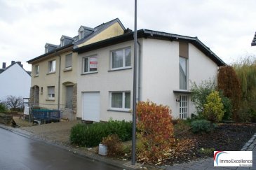 VENDU !!! Immo Excellence vous propose cette jolie maison jumelée d'une surface habitable de 180 m2 situé sur un terrain de 4.89 ares. La maison se compose comme suit :- Au rez-de-chaussée vous trouvez : Un hall d'entrée, une cuisine équipée, un séjour avec salle-à-manger et cheminée offrant un accès direct sur une grande terrasse avec vue imprenable sur la ville d'Echternach, une salle-de-douche, un W.C. séparé, un débarras ainsi qu'un garage.  Au 1er étage vous trouvez un hall, trois chambres-à-coucher dont une avec accès direct sur un grand balcon, une salle-de-bains ainsi qu'un grenier Le sous-sol se compose d'un hall, d'un séjour voire bureau, d'un débarras, d'un sauna, d'une salle-de-douche ainsi que d'une buanderie.

Des fenêtres munies d'un double vitrage, une chaudière de la marque BUDERUS, une toiture isolée, des dalles en béton, un sauna, une cheminée, une marquise, un grand jardin avec plusieurs arbres fruitiers ainsi que deux emplacements extérieurs viennent compléter cette belle offre. Surface utile de la maison est de 231.98 m2