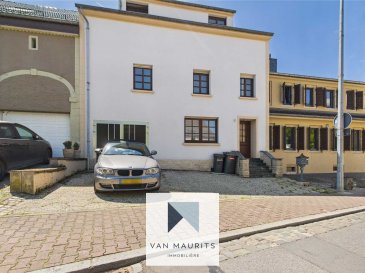 Située en plein centre bourg à Kehlen, cette maison mitoyenne, construite en 1932 et entièrement rénovée en 2022. Elle se compose de trois étages et bénéficie d'une surface totale de ± 276 m² dont ± 228 m² habitables sur un terrain de 3.20 ares, avec une orientation Sud-Ouest qui lui garantit une belle luminosité tout au long de la journée. La maison se présente comme suit :

Au rez-de-chaussée, un couloir de ± 2 m² dessert le séjour de ± 52 m² (avec cheminée), la salle à manger de ± 10 m², la cuisine (équipée) de ± 16 m², un débarras, un wc séparé de ± 1 m² et un garage de ± 16 m². Tant le séjour que la salle à manger ont un accès à la terrasse de ± 40 m² avec le jardin.

Le premier étage comprend un palier de ± 15 m², trois chambres de ± 14, 15 et 18 m² ainsi qu'une salle de douche de ± 5 m² (avec vasque, douche et wc).

Au deuxième étage, Une pièce multifonctionnelle de ± 33 m² offrant de multiples possibilités d'aménagement dessert deux chambres de ± 14 m² chacune et une salle de bain de ± 7 m² (avec lavabo, baignoire, douche et wc).

Le sous-sol accueille deux caves de ± 8 et 13 m² et une chaufferie de ± 12 m².

Détails complémentaires :

La maison bénéficie d'un revêtement de sol en carrelage et parquet chêne massif. Les fenêtres en bois sont équipées de double vitrage, de volets électriques et manuels, ainsi que des Velux. Le système de chauffage est une chaudière au mazout Viessmann datant de 2016 combinant sol chauffant (dans la cuisine) et radiateurs. L'eau chaude est assurée par un système électrique.

La cuisine, parfaitement équipée, comprend une cuisinière à induction, un four traditionnel, un four à vapeur, un frigo, un lave-vaisselle, une hotte aspirante, ainsi que de nombreux meubles de rangement et un plan de travail fonctionnel.

Enfin, cette maison est idéalement située à proximité immédiate de nombreux services : commerces, écoles (Ecole Européenne de Mamer), crèches, pharmacie, restaurants, équipements sportifs, centre équestre, pistes de randonnée, parking public et accès autoroutiers.

Loyer : € 3.800,-
Caution : € 7.600,-
Frais d'agence : € 2.223,- TTC

Contact : Jimmy de Brabant   Tél. : +352 661 167 494    E-mail : jimmy@vanmaurits.lu
