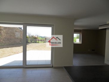 Immobiliare vous propose en location, un appartement moderne de haute standing avec vue imprenable de 105m2 a Pompierre ,2 chambre à coucher, terrasse 20m2, jardin privative de 4 are, emplacement intérieure et extérieure privé .Immeuble à haute performance énergétiques.<br>Libre le 01/09/2017<br>Pour plus d\'information tél :+352 661890035-+352 26175110<br><br />Ref agence :4