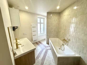Quartier Impérial Appartement 5 pièces 6ème étage ascenseur .  Appartement à vendre de 5 pièces - 144 m2 - Quartier Impérial 
 Rare ! à 2 pas de la place du Roi George, à 3 min à pied de la gare de Metz (à 330 m), offrez-vous le dernier étage de cet immeuble années 1930, au calme, seul sur votre palier, avec la luminosité rêvée !
 Amateur de belles vues sur la ville, de vraie tranquillité, ce T5 un brin mansardé sans aucun vis-à-vis vous séduira d'emblée, avec son parquet en chêne d'origine dans toutes les pièces de vie, dont un grand salon-séjour en L avec ses poutres de soutènement apparentes lui conférant un cachet singulier et inimitable.
 Intégralement rénové à l'été 2026, accessible par un large ascenseur desservant jusqu'au 5ème étage, un escalier vous amène à pied au 6ème. Un couloir en terrazzo distribue toutes les pièces de vie, la cuisine, deux chambres et la salle de bain ainsi que l'escalier conduisant au 7ème et débouchant, après le pallier où peut être aménagé un bureau, 2 chambres, créant ainsi un second niveau, avec, en sus, de nombreuses possibilités de rangement dans les sous-pentes.
 Cet appartement offre des prestations de belle facture ; une grande cuisine équipée neuve implantée dans un bel espace bénéficiant d'une exposition à l'est, permet de cuisiner et de recevoir en toute convivialité. Au bout du couloir, une salle de bains neuve conçue avec sa double-vasque, sa baignoire et sa douche spacieuse, son WC, et son espace pour votre lave(sèche)-linge.
 Toutes les fenêtres sont neuves et autorisées par les ABF. L'orientation Ouest/Sud-ouest du grand salon-séjour favorise la lumière, offrant en permanence une clarté appréciable, ainsi qu'une vue très dégagée et sans aucun vis-à-vis, au-dessus des toits (INSEE). Possibilité de réaliser une climatisation.
 DPE D. Charges mensuelles : 150 euros par mois. Chaudière individuelle au gaz. Taxe foncière annuelle 1150 EUR (2026).