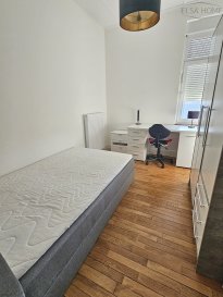 <br /><br />À Louer : Chambre Étudiante dans une Maison Résidence Universitaire - Université Lunex<br><br>Découvrez cette chambre idéalement située à proximité de l\'Université Lunex, à seulement 10 minutes du centre commercial Opkorn. Cet emplacement privilégié vous permet de bénéficier d\'un accès facile aux transports et de profiter de toutes les commodités nécessaires pour un quotidien pratique et agréable.<br><br>Nous proposons à la location une chambre entièrement meublée, conçue spécifiquement pour les étudiants. L\'espace est aménagé avec soin afin d\'offrir un environnement propice à l\'étude et à la détente. La chambre comprend un lit confortable, des tables de chevet, une armoire spacieuse et un bureau pour vos sessions de travail. L\'atmosphère calme permet de se concentrer facilement sur vos études, garantissant ainsi un cadre de vie serein et studieux.<br><br>La maison dispose d\'une cuisine entièrement équipée, comprenant tout l\'électroménager ainsi que tous les ustensiles nécessaires pour préparer vos repas dans les meilleures conditions. Vous pourrez également profiter d\'une salle à manger conviviale pour partager de bons moments avec vos camarades. De plus, plusieurs salles de douche sont à votre disposition, offrant ainsi un confort optimal à tous les résidents.<br><br>La chambre est disponible immédiatement, prête à accueillir son nouveau locataire.<br><br>Que vous soyez en quête d\'un espace de vie confortable ou d\'un cadre stimulant pour vos études, cette chambre répondra parfaitement à toutes vos attentes.<br><br>Votre nouvelle vie étudiante vous attend !<br><br>Pour toutes questions ou demandes d\'informations, n\'hésitez pas à nous contacter, nous serons toujours à votre service.<br><br>Agence ELSA\'HOME à votre écoute pour la concrétisation de vos projets en toute confiance.<br><br>----------------------------------------------------------------------------<br><br>For Rent: Student Room in a University Residence House - Lunex University<br><br>Discover this room ideally located near Lunex University, just 10 minutes from the Opkorn shopping centre. This privileged location gives you easy access to transport and all the amenities you need for a practical and pleasant day-to-day life.<br><br>We offer a fully furnished room for rent, designed specifically for students. The space is carefully designed to provide an environment conducive to study and relaxation. The room includes a comfortable bed, bedside tables, a spacious wardrobe and a desk for your work sessions. The calm atmosphere makes it easy to concentrate on your studies, guaranteeing a serene and studious environment.<br><br>The house has a fully equipped kitchen, with all the appliances and utensils you need to prepare your meals in the best possible conditions. There is also a convivial dining room where you can share good times with your fellow students. What\'s more, there are several shower rooms at your disposal, providing optimum comfort for all residents.<br><br>The room is available immediately, ready to welcome its new tenant.<br><br>Whether you\'re looking for a comfortable living space or a stimulating environment for your studies, this room will meet all your expectations. Don\'t hesitate to contact us for more information or to arrange a viewing. Your new student life awaits you!<br><br>If you have any questions or requests for information, please do not hesitate to contact us. We will always be at your service.<br><br>Agence ELSA\'HOME is here to help you realise your plans in complete confidence.<br><br><br><br><br>