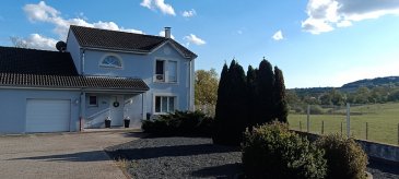 À VENDRE – Maison récente de 125 m² sans aucuns travaux à prévoir, à deux pas de la frontière allemande !
Située à Villing (57550), à seulement quelques centaines de mètres de l’Allemagne, cette maison mitoyenne entre deux garages par son seul côté gauche est un véritable bijou pour ceux qui recherchent un bien prêt à vivre. Construite en 2008 et établie sur un terrain clos de 10a33ca, elle offre 125.60 m² habitables, parfaitement entretenus, sans travaux à prévoir.
Au rez-de-chaussée :
•	Un lumineux salon-séjour de 32 m² avec cheminée à insert, parfait pour vos soirées au coin du feu.
•	Une cuisine aménagée et équipée de 11 m², ouverte sur le séjour, avec accès direct à une grande terrasse carrelée à l’arrière de la maison.
•	Un WC et une buanderie pour plus de praticité.
À l’étage :
•	Trois belles chambres spacieuses (16,69 m², 14,50 m² et 12,25 m²).
•	Une salle de bains complète de plus de 9 m², avec baignoire et douche.
•	Un second WC.
Les atouts majeurs :
•	Proximité immédiate de la frontière allemande, idéale pour les frontaliers.
•	Aucuns travaux à prévoir : double vitrage PVC, chauffage électrique par plancher chauffant au rez-de-chaussée et radiateurs à l’étage, tout est en excellent état.
•	Garage avec porte motorisée (1 voiture + moto).
•	Le bien est disponible à compter du 1er juillet 2025.
Ne tardez pas, contactez-nous vite !
Gérard STOULIG – Agent commercial EI
Tél : 06 03 40 33 55 – Email : agenceabel@gmail.com
WIR SPRECHEN DEUTSCH. 

NB : Les frais d’agence sont à la charge du vendeur.