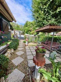 Découvrez ce charmant cottage à acheter, situé au CAMPING LAC VERT PLAGE (https://lacvertplage.fr) dans la pittoresque ville de Doulcon, département Meuse en France.

Détails de la propriété :
Cette propriété, idéale pour une petite famille ou un couple, offre un cadre de vie agréable avec 3 pièces, dont une chambre à coucher et une salle d'eau. 
D'une surface habitable de 40 m², elle bénéficie également d'un terrain spacieux de 3 ares. La maison dispose d'une terrasse de 15 m², parfaite pour profiter des journées ensoleillées, et d'un jardin de 200 m², offrant un espace extérieur généreux pour diverses activités. 
Un garage est également inclus pour votre confort. 
La cuisine est entièrement équipée et séparée, et le charme se complète avec une cheminée pour des soirées réconfortantes.
Vendu complètement meublé, prêt à emménager. 

Aménagements à proximité :
Nichée dans le quartier accueillant de Doulcon, l'ambiance y est tranquille et conviviale. 
Vous trouverez à proximité des établissements éducatifs de qualité pour tous les âges. 
Les choix de shopping et de restauration abondent, avec divers commerces et restaurants répondant aux goûts variés. 
Pour les amateurs de plein air, de beaux parcs et espaces récréatifs sont à quelques pas, idéal pour des moments de détente en famille. 
Les services de santé locaux sont tout aussi accessibles, garantissant votre bien-être. 

Ne manquez pas cette opportunité exceptionnelle ! 
Planifiez une visite dès maintenant en nous contactant via le formulaire de contact ou par téléphone.