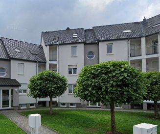 Situé à Mamer, dans une rue calme en impasse, cet appartement datant de 2006, en très bon état, possède une surface habitable de ± 84 m² au cœur d'une résidence de quatre étages. L'appartement est agencé comme suit : 

Au 1er étage, le hall d'entrée de ± 4 m² mène au salon de ± 16 m², à la salle à manger de ± 16 m², à la cuisine (équipée d'appareils Siemens) de ± 8 m², à un palier nuit de ± 4 m², à deux chambres de ± 12 et 14 m², à une salle de bain de ± 7 m² (avec double lavabo, baignoire, douche, wc, et coin buanderie), à un débarras de ± 2 m², ainsi qu'à un wc séparé de ± 2 m². 

L'espace extérieur comprend une terrasse de ± 9 m² accessible depuis la cuisine et le salon, idéalement orientée à l'ouest et donnant sur de la verdure. 

Le sous-sol comprend une cave privée de ± 3 m² et un garage de ± 14 m².

Détails supplémentaires : 

Le chauffage est assuré par une chaudière à gaz et des radiateurs. L'éclairage est optimisé avec des spots encastrés. Les fenêtres double vitrage en PVC, équipées de volets manuels et d'un store électrique, garantissent un confort thermique et acoustique. Les sols sont carrelés et les murs sont recouverts de peinture et de Scandatex.

Situé dans un quartier résidentiel très calme, cet appartement bénéficie d'un accès facile aux transports en commun, aux commerces, aux écoles et aux crèches. Il est proche des institutions européennes, de la gare et des accès autoroutiers. De nombreux espaces verts, parcs, pistes cyclables et sentiers de randonnée permettent de profiter d'un cadre de vie agréable.

Contact : Jimmy de Brabant au +352 661 167 494 ou jimmy@vanmaurits.lu