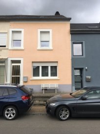 Immo Camilo vous propose: 
Maison Mitoyenne dans une rue calme, avec une surface habitable de +/- 170 m2.
A savoir façade et toiture refaite en 2014
Comprenant: 
Au rez-de-chaussée : 
•	Hall d'entrée
•	Living, salle à manger 
•	Cuisine équipée séparée 
•	Terrasse 
•	WC séparée 
•	Buanderie 
Au 1ème étage
•	2 Belles chambres de 12m2
•	1 Belle chambre de 15m2
•	Salle de bain avec wc
•	Grenier 70m2
Possibilité d’agrandir, dalles on béton
Bon à savoir, toutes les vitre sont en triple vitrage, dalles en béton. 
Ecole, bus, gare et marché à proximité. 

N’hésitez pas à nous contacter pour la mise en vente de votre bien immobilier. Pour plus de renseignements, contacter Mme. TEIXEIRA au GSM : +352 621 259 311 
