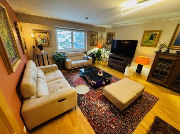 Située à Frisange, au 21, op der Gell (L-5754), cette maison jumelée libre de trois côtés bénéficie d'un environnement résidentiel très calme, accessible uniquement aux riverains.

Construite en 1994 sur un terrain de 6,46 ares, la maison a fait l'objet d'une rénovation complète en 2016?2017 et se présente aujourd'hui en excellent état, sans travaux à prévoir.

 Surface et agencement
La maison développe une surface habitable d'environ 300 m², répartie comme suit :

Sous-sol entièrement aménagé
Double garage pour deux grandes voitures
Cave à vin
Buanderie
Local technique
Cave
Accès direct au jardin

Rez-de-chaussée
Spacieux séjour / salle à manger
Grande cuisine ouverte entièrement équipée (2018)
WC séparé
Hall d'entrée (nouvelle porte 2017)
Bureau pouvant faire office de chambre

Premier étage
Trois grandes chambres à coucher (env. 22m² chacune)
Grande salle de bain d'environ 18 m² avec Sauna

Deuxième étage
Une grande chambre à coucher d'environ 25 m²
Salle de bain d'environ 13 m²
Deux greniers offrant de généreux espaces de rangement

 Extérieurs
Le jardin aménagé, situé à l'arrière de la maison, offre un cadre intime et agréable. L'environnement est particulièrement calme, sans trafic de transit.

 Équipements & performance énergétique
Chauffage au pellets (2022)
Installation photovoltaïque 21 kW (2022)
Batterie de stockage 10 kW
Cheminée dans le séjour (2024)
Excellent CPE : A
Ces équipements garantissent une consommation énergétique maîtrisée et un confort optimal.

 Points forts
Maison familiale clé en main
Grand terrain pour le secteur
Rue très calme
Volumes généreux et distribution fonctionnelle
Équipements énergétiques récents
Excellent état général
 

Pour toutes questions ou demandes d'informations, n'hésitez pas à nous contacter, nous serons toujours à votre service. Nous sommes, en permanence, à la recherche de nouveaux biens à vendre (terrains, maisons, appartements).
Schwätze Lëtzebuergesch: All Informatiounen kennt dir gären och op Lëtzebuergesch kréien!
 
Spreche Deutsch: Alle Informationen können Sie gerne auch auf Deutsch bekommen! Speak
 
English: We can provide you all the Information in English!