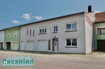 HOLLING. Spacieuse maison de village qui se compose au rez de chaussée d'un grand salon-séjour avec poêle à granulés, d'une cuisine équipée ouverte avec accès terrasse et d'un bureau. A l'étage, 3 grandes chambres, un bureau avec placard et d'une salle de bain avec WC. En complément de cette maison, 2 grands garages, chaufferie, abri de jardin, écurie et grenier aménageable. 
La maison est équipée d'un chauffage centrale avec chaudière à pellet, de fenêtre double vitrage PVC, d'un puits et de panneau solaire avec revente total. Le tout sur un terrain clos de 939 m2.