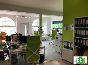 BETTEMBOURG-CENTRE, Rez-de-chaussée avec vitrines avec une surface de +/ 110m2 divisé en 2 bureaux et archive,<br>*** sans les meubles***<br>sauf kitchenette avec frigo, congélateur, lave-vaisselle, micro-ondes, WC, parking gratuit à proximité<br>convient p.ex pour fiduciaires, architectes, experts, agences immobilières, agences de voyages, etc.<br />Ref agence :2449258