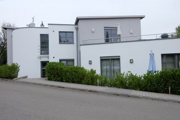 BEL appartement d'environ 120m2 dans une maison bi-familiale, au rez-de-chaussée (maison à deux unités) et comprenant : Entrée, WC invités et vestiaire, living avec parquet au sol, terrasse, cuisine équipée, chambre parentale et salle de douche, deux chambres enfants, salle de bains, jardin privatif, un garage double et une cave, disponible le 15 septembre 2026.  
Contrat de bail de deux ans minimum.  
Frais d'agence : un mois de loyer, 50% à charge du locataire, 50% à charge du bailleur.  
Contact et visite : Madame Arianna GHITTINO, téléphone : 691 205 573, email arianna@parkagence.lu
