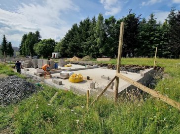 SOUS CONTRAT DE RESERVATION ET DEFINITIF (vendu)
LOT 3

Le groupe immobilier et de construction, Immo Color et Immo Color Promotions Sàrl, vous proposent la vente en futur achèvement 1 maison moderne aux amples espaces habitables intérieurs et extérieurs. Tout est compris dans le prix de vente, sauf cuisine et peinture intérieure.
Entreprise constructeur: AD Construction Sàrl du groupe Immo Color Sàrl.

Passeport énergétique offert!

Cette maison se situé à Troine-Route n° 41, rue Op Patzerat.

La maison sera construite sur un terrain de 4ares08ca, d'une surface habitable de 147.60m².

(0) Au rez-de-chaussée se trouve, un hall d'entrée, un living, salle à mange et cuisine ouverte (non fournie), donnant accès direct à la terrasse, et au jardin d'environ 3ares, ainsi un garage + un emplacement extérieur, et local technique.

(1) à l'étage se trouvent desservies par un hall de nuit, 3 ou 4 chambres à coucher, 1 salle de douche avec WC,

Prix avec 3% inclus: 602.110 euros (calculé avec TVA à 3% (sous condition d'acceptation d'application du taux super réduit, de la part de l'AED).)

Les plus:
Triple vitrage, pompe à chaleur incluse dans le prix, volets électriques, passeport énergétique A-B, VMC, chauffage au sol.
Garanties et couvertures: garantie d'achèvement de la Banque Raiffeisen jusqu'à la finalisation du projet, garantie décennale gros-ouvrage et biennale pour les menus-ouvrages.

Remise des clés pour (au plus tard) novembre 2022 / 18 mois après signature de l'acte notarié.

Plus d'informations? N'hésitez pas à nous contacter contact@immocolor.lu www.immocolor.lu
Tél: 28778057 ou 691 080 103

