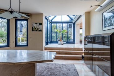 **Villa de +/-500m2 sur les hauteurs de Steinsel sur un grand terrain de 31a07ca.**

La villa avec ses +/-330m2 habitables profite d'un emplacement idéal à la lisière de la forêt dans une cité calme et sans voisins directs à l'arrière.

Nichée en haut de la colline, elle offre un cadre lumineux tout en étant protégée des regards indiscrets d'une part, et une vue panoramique sur la vallée allant jusqu'au Kirchberg d'autre part.

La villa profite de finitions de qualité avec du marbre et du parquet au sol, un sauna, un jacuzzi et de grandes terrasses avec un jardin aménagé.

**La villa se compose comme suit :**

**Rez-de-chaussée**

- hall d'entrée
- grand living ouvert avec une belle hauteur sous plafond et une cheminée ouverte et donnant sur le jardin
- deux verrières attentantes au salon et à la salle à manger, donnant accès aux terrasses et au jardin
- double escalier vers l'étage avec mezzanine
- salle à manger
- cuisine équipée
- bureau meublé
- W.C. séparé
- Suite parentale de +/-55m2 avec salle de bains, dressing et une salle détente avec sauna, whirlpool, une grande douche ainsi qu'une sortie vers la terrasse et le jardin

**1er étage**

- deuxième séjour pour les enfants de 25m2 meublé et équipé d'un home cinéma
- chambre à coucher 20m2
- Salle de bains avec douche et baignoire
- W.C. séparé
- Chambre à coucher de 22m2
- Chambre à coucher de 22m2

**Au -1**

- Grand garage pour 4 voitures
- Fitness
- Cave de 16m2
- Cave de 10m2
- Cave de 8,3m2
- W.C. séparé
- Cave 30m2
- Chaufferie de 20m2
- Débarras

**Les points forts du bien sont :**

- localisation idéale sur énorme terrain de 31ares
- qualité de construction
- plusieurs grandes terrasses
- jardin aménagé
- vue panoramique
- système d'alarme

La villa saura satisfaire les demandes de chaque client désireux d'un bien exceptionnel profitant d'un emplacement unique.

Pour plus de questions ou une visite, n'hésitez pas à nous contacter.

Disponibilité : immédiate  
Prix de vente : 3'350'000  
Les frais d'agence sont à la charge de la partie venderesse  

Nr. de téléphone : 621 319 162 M Agovic  
Premier contact de préférence par courriel