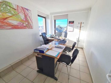 A 100 mètres des Thermes, A LOUER au 4ème étage avec ascenseur UN PLATEAU DE 4 BUREAUX offrant:<br>- 1 coin accueil,<br>- 4 bureaux individuels,<br>- 1 vraie et grande cuisine équipée,<br>- 1 salle de douche avec WC,<br>- 1 WC privatif.<br><br>Les locaux sont lumineux et peuvent accueillir confortablement entre 8 et 10 collaborateurs.<br>Charges incluses (eau C+F, chauffage, électricité).<br>Facilité de parking.<br>Accessible par ascenseur puis 1 étage par escalier.<br>Idéal pour toute activité de bureau, médicale, profession libérale, commerciale ou administrative.<br>Grande facilité de parking devant et à 100 m !<br><br>UNE VISITE S\'IMPOSE !<br><br>+ LOYER + CHARGES TOUT INCLUS FORFAITAIRE : 3000 EUR/mois ALL INCLUSIVE<br>+ CAUTION : 3 mois<br>+ DISPONIBILITE : 15/03/2023<br>+ Contrat de bail : 1 an renouvelable<br>+ Frais d\'agence : 10% des loyers annuels HT+TVA<br><br>Idéalement placé à deux pas de :<br>- grands parkings gratuits<br>- commerces (fleuriste, magasin de vêtement, boulangerie, boucherie, supermarché, salon de thé...),<br>- restaurants et cafés,<br>- banques, poste,<br>- médecins, kinésithérapeutes, pharmacies...,<br>- crèches, parcs et squares, écoles, lycée,<br>- Les thermes (SPA et Fitness) et le Casino...<br><br>