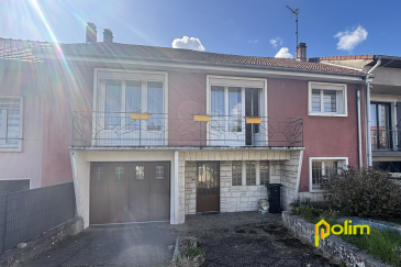 Charmante maison à rafraichir.  Blénod les PAM, beau potentiel pour cette solide maison sur sous-sol à rafraichir, offrant : belle entrée, cuisine équipée ouverte sur espace vie avec balcon, trois chambres, grande salle de bain, deux wc, placard, chaufferie/buanderie, cuisine d'été accès terrasse, garage deux voitures.
 Les informations sur les risques auxquels ce bien est exposé sont disponibles sur le site Géorisques : www.georisques.gouv.fr