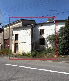 KERLING LES SIERCK

À proximité du LUXEMBOURG et de l'ALLEMAGNE

Opportunité à saisir

Maison lorraine à rénover entièrement, offrant un beau potentiel, comprenant:

Au rdc: un dégagement, trois pièces.  
À l'étage: Possibilité d'aménager 2 ou 3 chambres et une salle de bains.

Extérieur:  
Une dépendance  
Jardin  
Le tout sur un terrain d'une contenance de 3,71 ares.

Il n'y a pas de système de chauffage, pas de compteur électrique, ni de compteur d'eau. Il faut raccorder la maison aux différents réseaux.

A SAISIR