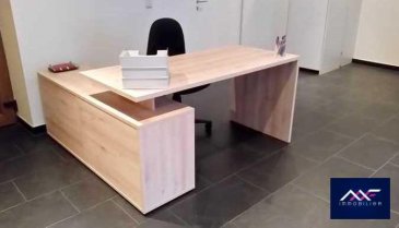 Situé côte d\'Eich au RDC à 2 pas de la Place d\'Argent, du Boulevard Royal et du Kirchberg, A LOUER BUREAU MEUBLE & RENOVE en open space.<br><br>Belle accessibilité et visibilité du fait de sa position côte d\'Eich.<br><br>+ Garage à louer en supplément.<br>+ Les bureaux sont meublés, le ménage des parties communes et le WIFI est inclus.<br><br>Seul 3 bureaux se partagent en open space une pièce de 28m²!<br><br>Idéal pour toute activité tertiaire de bureau ou société de services.<br><br>Facilité de se garer dans le quartier (3 parking publics).<br>+ LOYER : 350 EUR/mois<br>+ CHARGES : 50 EUR/mois<br>+ Caution : 700 EUR<br>+ Frais d\'agence : 410 EUR TTC<br>+ Disponibilité : immédiate<br><br>A VISITER SANS HESITER !<br><br>A 5 minutes du :<br><br>- Centre-ville,<br>- Kirchberg,<br>- Boulevard Royal,<br>- Arrêts de Bus et accès autoroutiers A1, A3 et A6.<br><br>A proximité à pied Place d\'Argent :<br>- Restaurant, épicerie, petits supermarchés,<br>- Stations essences,<br>- Médecin, Pharmacie et Clinique d\'Eich,<br>- Parcs, Clubs de Fitness, parcours de jogging?