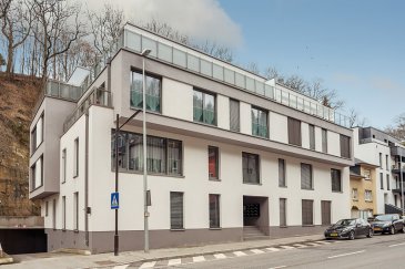 Située à Neudorf, cette résidence de haut standing construite en 2014 comprend 14 appartements.
 
L'appartement concerné, d'une surface habitable de ± 90 m², se situe au 2ème étage et est orienté sud-ouest. Il est disposé comme suit :
 
Une entrée avec vestiaire ± 5 m² suivie d’un couloir ± 7 m² desservant la chambre parentale ± 14 m², un WC séparé ± 2 m², une seconde chambre ± 13 m², la salle de bain ± 5 m² équipée Villeroy & Boch, la cuisine ouverte ± 8 m² équipée AEG, une arrière cuisine/débarras aménagé ± 4 m² ainsi que le séjour ± 34 m² avec accès à un balcon ± 6 m² longeant l'appartement et orienté sud-ouest.
 
Une cave ± 6 m² dotée de nombreuses étagères, un emplacement pour voiture sur ascenseur (H1.7) et une buanderie commune complètent l'offre.
 
Généralités :
 
•Appartement haut de gamme avec de belles finitions ;
•Parquet dans les chambres et dans le séjour ;
•Portes-fenêtres en oscillo-battant + ouverture sur le balcon ;
•Classe énergétique 