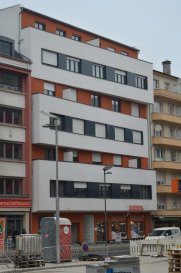 Ce bien se trouve dans cette résidence

VUE MAGNIFIQUE
Possibilité d'acheter l'appartement.
Cuisine équipée neuve.
Appartement traversant au dernier étage avec ascenseur.
Possibilité de louer cave et/ou garage au sous-sol.
INFO : 691 262 919 / 691 384 190
EMAIL : info@immo-aba.lu