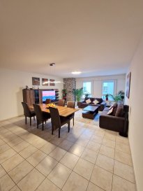 <br /><br />Immo Nordstrooss vous propose un appartement charmant de +/- 102.41m2 à vendre à Bissen, sis à 5 min de Mersch ou +/- 15 min de Luxembourg-Kirchberg !!<br><br>Ce beau appartement est composé comme suit:<br><br>- Hall d\'entrée,<br>- un grand living lumineux,<br>- cuisine équipée ouverte,<br>- trois belle chambres à coucher,<br>- une salle de bain,<br>- un débarras,<br>- un WC séparée,<br>- un balcon.<br><br>Une cave et un garage et un emplacement extérieur complètent le tous.<br><br>Pour plus de renseignements ou une visite (visites également possibles le samedi sur rdv), veuillez contacter le 691 850 805.<br><br>Proposition de crédit/financement à taux compétitif d\'une banque luxembourgeoise incluse dans nos services gratuit.